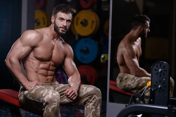 Sexy fort bodybuilder athlétisme hommes pompage les muscles avec dum — Photo