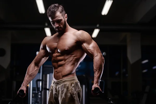 Σέξι bodybuilder ισχυρή άντληση τους μυς με dum αθλητική ανδρών — Φωτογραφία Αρχείου