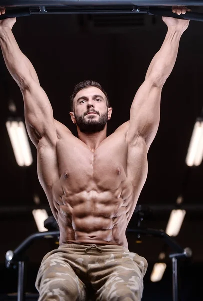 Сексуальный сильный культурист атлетичные мужчины накачивая мышцы с дум — стоковое фото