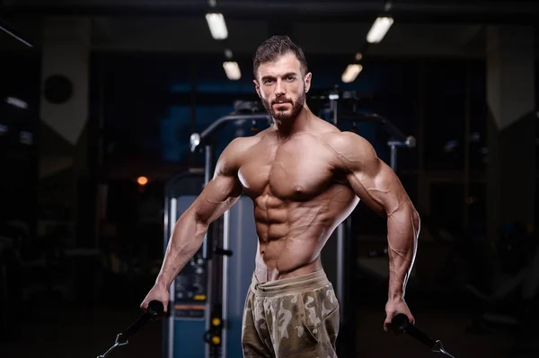 Σέξι bodybuilder ισχυρή άντληση τους μυς με dum αθλητική ανδρών — Φωτογραφία Αρχείου