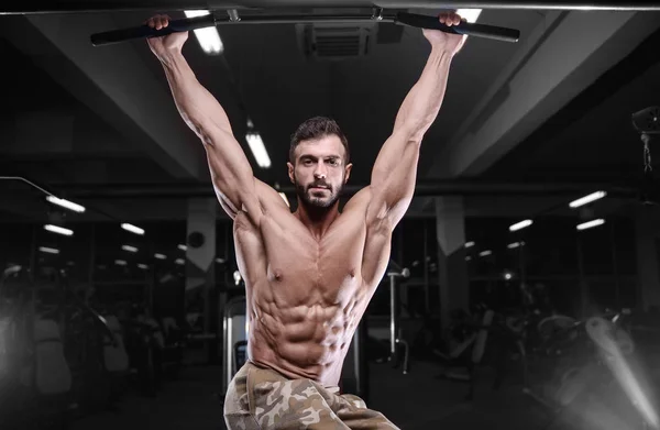 Sexy starke Bodybuilder athletische Männer pumpen Muskeln mit dum — Stockfoto