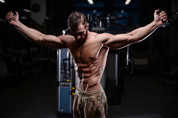 Sexig stark bodybuilder atletiska män pumpa upp muskler med dum — Stockfoto