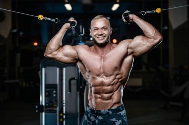 D ile kasları kadar pompalama acımasız güçlü vücut geliştirmeci atletik erkek