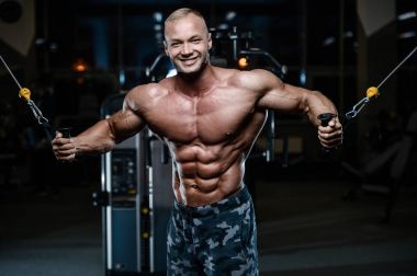 D ile kasları kadar pompalama acımasız güçlü vücut geliştirmeci atletik erkek