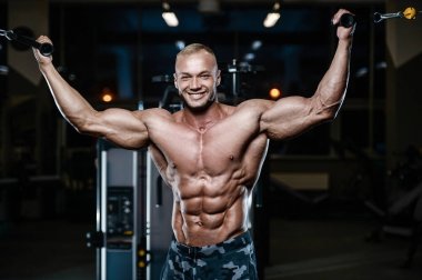 D ile kasları kadar pompalama acımasız güçlü vücut geliştirmeci atletik erkek