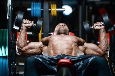 D ile kasları kadar pompalama acımasız güçlü vücut geliştirmeci atletik erkek