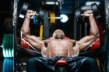 D ile kasları kadar pompalama acımasız güçlü vücut geliştirmeci atletik erkek