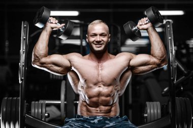 D ile kasları kadar pompalama acımasız güçlü vücut geliştirmeci atletik erkek