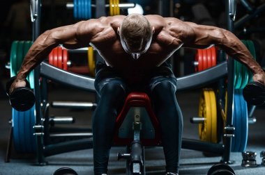 D ile kasları kadar pompalama acımasız güçlü vücut geliştirmeci atletik erkek