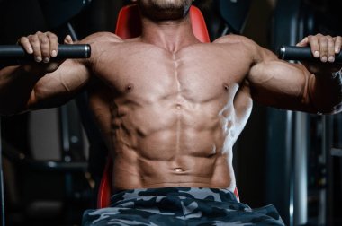 D ile kasları kadar pompalama acımasız güçlü vücut geliştirmeci atletik erkek