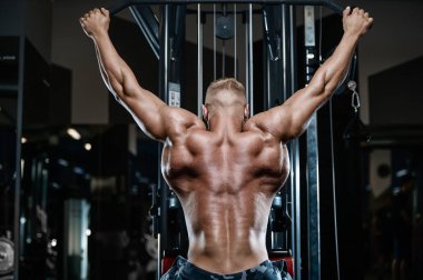 D ile kasları kadar pompalama acımasız güçlü vücut geliştirmeci atletik erkek