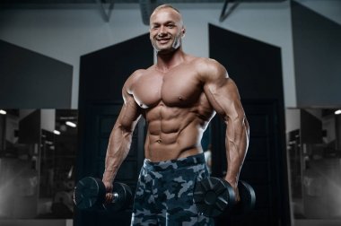 D ile kasları kadar pompalama acımasız güçlü vücut geliştirmeci atletik erkek