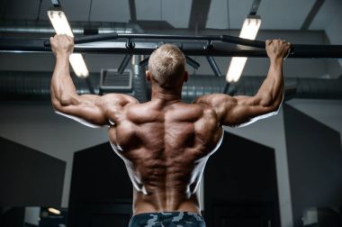 D ile kasları kadar pompalama acımasız güçlü vücut geliştirmeci atletik erkek