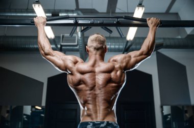 D ile kasları kadar pompalama acımasız güçlü vücut geliştirmeci atletik erkek