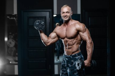 D ile kasları kadar pompalama acımasız güçlü vücut geliştirmeci atletik erkek