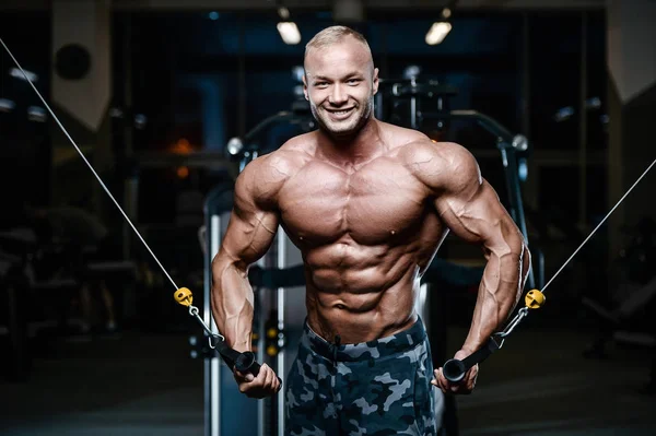 Brutal fort bodybuilder athlètes hommes pompage les muscles avec d — Photo