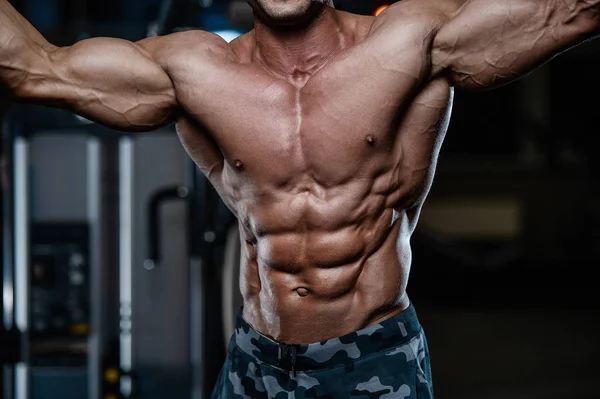 Βάναυση bodybuilder ισχυρή άντληση τους μυς με d αθλητική ανδρών — Φωτογραφία Αρχείου