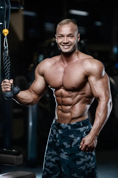 Brutale starke Bodybuilder athletische Männer, die Muskeln mit d aufpumpen — Stockfoto