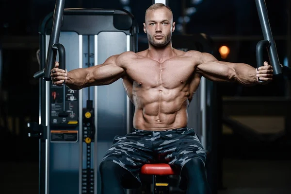 Brutale forte bodybuilder uomini atletici pompaggio muscoli con d — Foto Stock