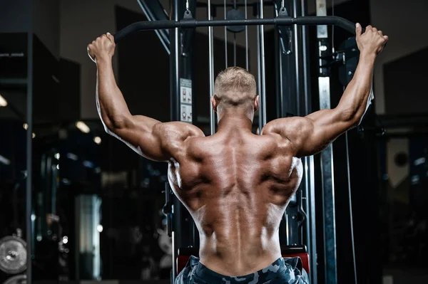 Brutale starke Bodybuilder athletische Männer, die Muskeln mit d aufpumpen — Stockfoto