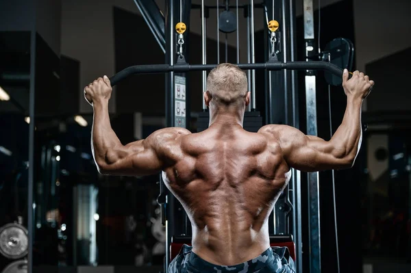 Brutale sterke bodybuilder atletische mannen oppompen van spieren met d — Stockfoto