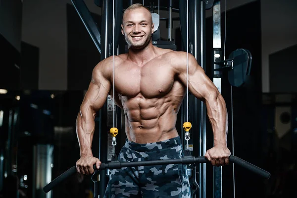 Brutal fort bodybuilder athlètes hommes pompage les muscles avec d — Photo