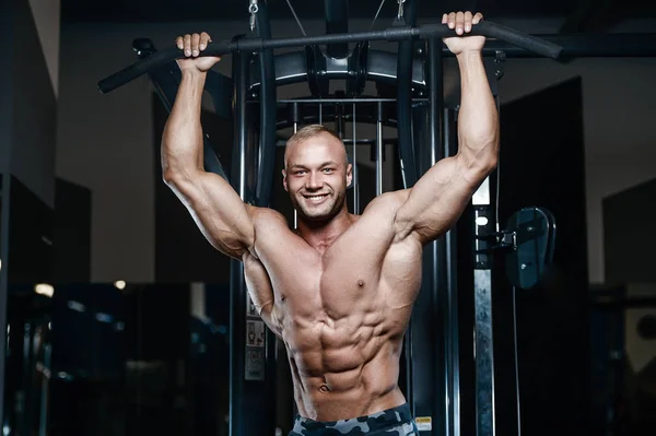 Brutale starke Bodybuilder athletische Männer, die Muskeln mit d aufpumpen — Stockfoto