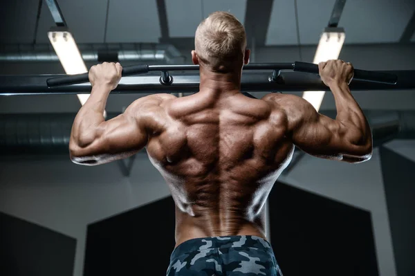 Brutale starke Bodybuilder athletische Männer, die Muskeln mit d aufpumpen — Stockfoto