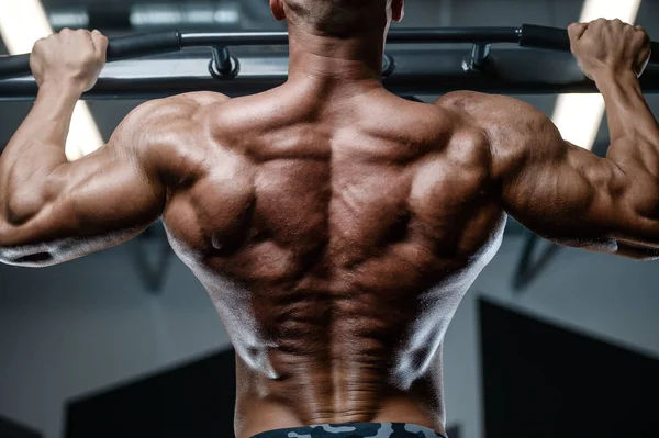 Brutal forte fisiculturista homens atléticos bombeando os músculos com d — Fotografia de Stock