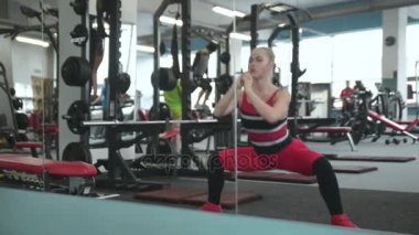 Eğitimini çalışma güzel sarışın seksi atletik genç beyaz kız bacaklar popo abs kollar, jimnastik salonu kas pazı dumbbells ile ve üzerinde kadar pompalama kilo kıçından kazanıyor ağırlık ve pozlar makineleri 