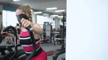 Eğitimini çalışma güzel sarışın seksi atletik genç beyaz kız bacaklar popo abs kollar, jimnastik salonu kas pazı dumbbells ile ve üzerinde kadar pompalama kilo kıçından kazanıyor ağırlık ve pozlar makineleri 