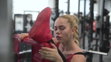 Eğitimini çalışma güzel sarışın seksi atletik genç beyaz kız bacaklar popo abs kollar, jimnastik salonu kas pazı dumbbells ile ve üzerinde kadar pompalama kilo kıçından kazanıyor ağırlık ve pozlar makineleri 