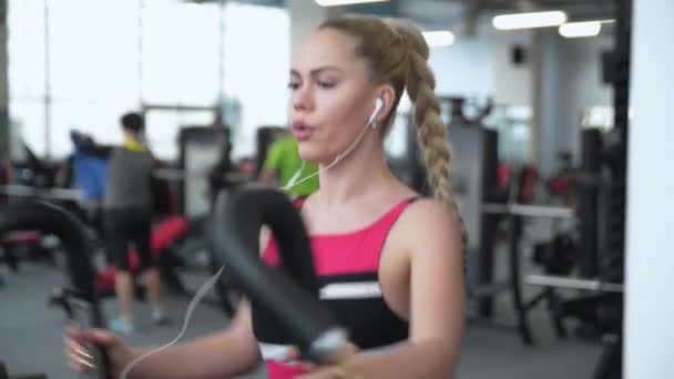 Eğitimini Çalışma Güzel Sarışın Seksi Atletik Genç Beyaz Kız Bacaklar — Stok video