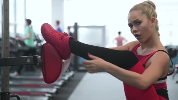 Eğitimini Çalışma Güzel Sarışın Seksi Atletik Genç Beyaz Kız Bacaklar — Stok video