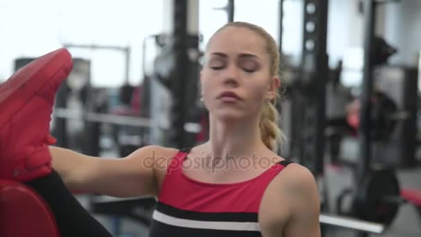Красивая Блондинка Сексуальная Атлетичная Молодая Кавказская Девушка Тренирует Руки Брюшной — стоковое видео