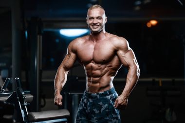 D ile kasları kadar pompalama acımasız güçlü vücut geliştirmeci atletik erkek