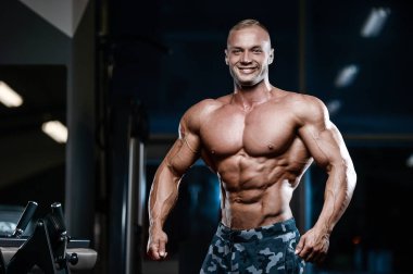 D ile kasları kadar pompalama acımasız güçlü vücut geliştirmeci atletik erkek