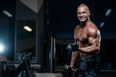 D ile kasları kadar pompalama acımasız güçlü vücut geliştirmeci atletik erkek