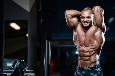 D ile kasları kadar pompalama acımasız güçlü vücut geliştirmeci atletik erkek