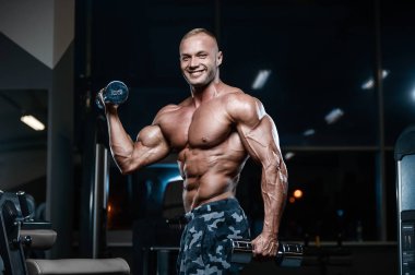 D ile kasları kadar pompalama acımasız güçlü vücut geliştirmeci atletik erkek