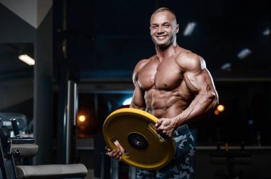 D ile kasları kadar pompalama acımasız güçlü vücut geliştirmeci atletik erkek