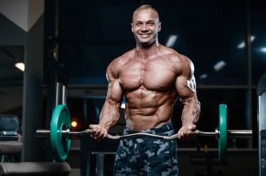 D ile kasları kadar pompalama acımasız güçlü vücut geliştirmeci atletik erkek