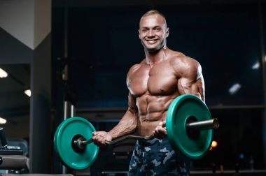 D ile kasları kadar pompalama acımasız güçlü vücut geliştirmeci atletik erkek