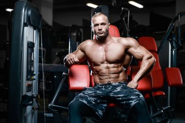 D ile kasları kadar pompalama acımasız güçlü vücut geliştirmeci atletik erkek