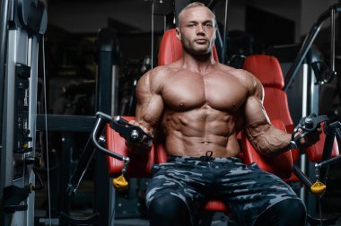 D ile kasları kadar pompalama acımasız güçlü vücut geliştirmeci atletik erkek
