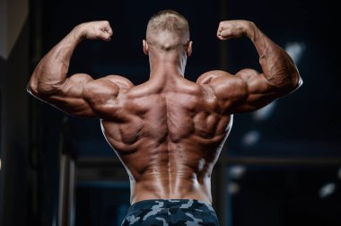 D ile kasları kadar pompalama acımasız güçlü vücut geliştirmeci atletik erkek