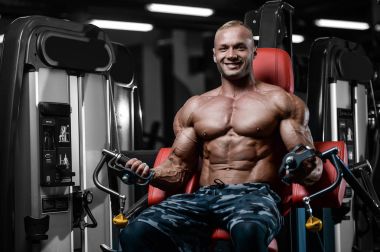 D ile kasları kadar pompalama acımasız güçlü vücut geliştirmeci atletik erkek