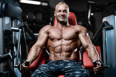 D ile kasları kadar pompalama acımasız güçlü vücut geliştirmeci atletik erkek