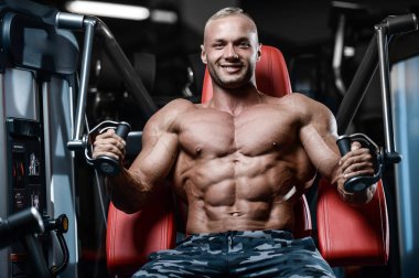 D ile kasları kadar pompalama acımasız güçlü vücut geliştirmeci atletik erkek