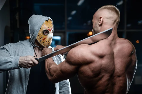 Horror brutális Jason maszkot az ember erős testépítő sportos fitness — Stock Fotó